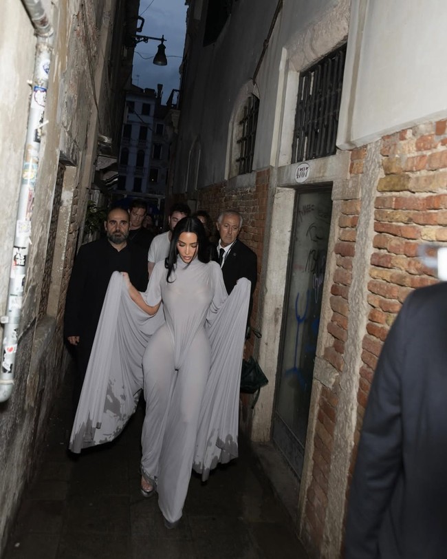 Akun Fashion Bomb Daily yang mengunggah video penampilan Kim langsung dibanjiri komentar pedas. Banyak yang menganggap busana Kim lebih mirip sprei ketimbang karya mode kelas tinggi. Foto: Instagram/@kimkardashian