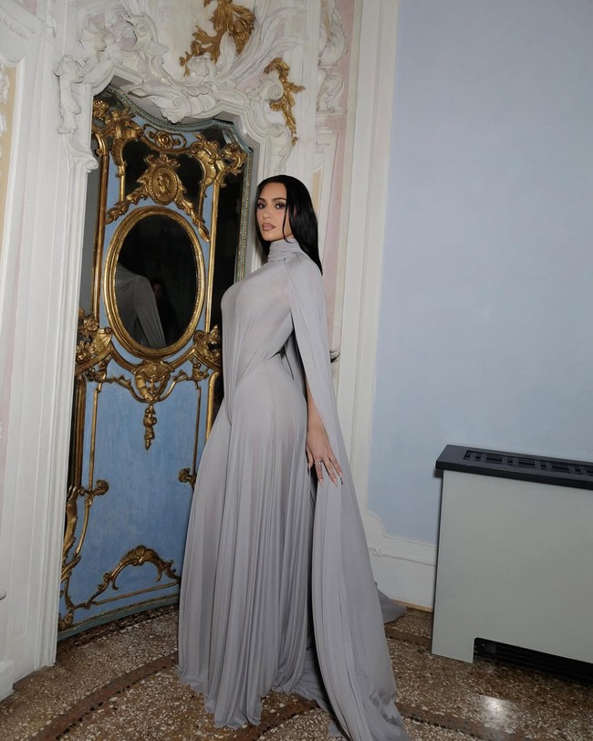 Bagian bodice yang tidak biasa jadi bahan perbincangan panas di Instagram. Pasalnya, gaun tersebut terlihat tertarik hingga menonjolkan area intim Kim. Foto: Instagram/@kimkardashian