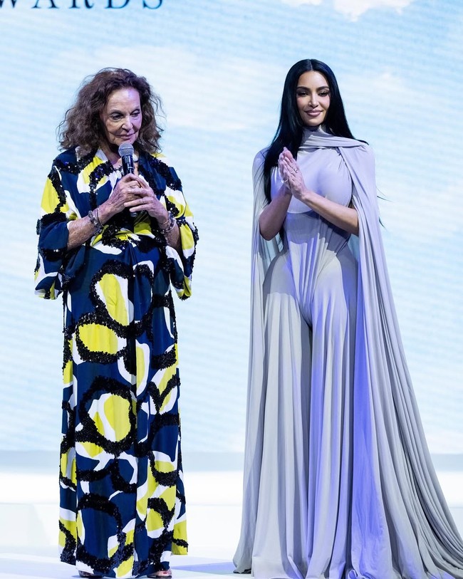 DVF Awards merupakan acara penghargaan yang digagas desainer Diane von Furstenberg, sebagai penghormatan terhadap tokoh wanita yang menunjukkan kepemimpinan dalam berbagai aspek. Foto: Instagram/@kimkardashian
