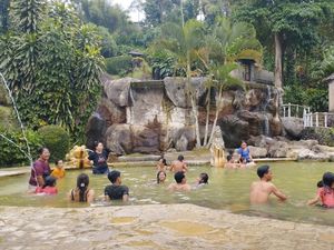 Berendam Air Hangat di Tepi Tukad Ho