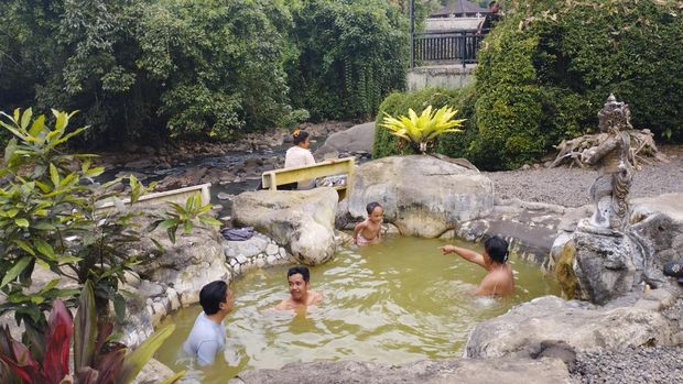Salah satu kolam air hangat di Espa Yeh Panas, Tabanan, Bali, Minggu (24/8/2025). Berada di tepi Tukad Ho menjadi salah satu keunggulan objek wisata tersebut.