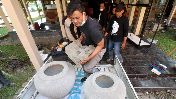 Petugas mengankut benda purbakal ke dalam bak mobil saat proses evakuasi di Museum Bagawanta Bari, Kabupaten Kediri, Jawa Timur, Minggu (31/8/2025). Pemindahan koleksi museum Bagawanta Bari ke tempat yang lebih aman tersebut dilakukan karena bangunan museum rusak dan hilangnya arca kepala Ganesha peninggalan era Kerajaan Kediri akibat kerusuhan pada Sabtu (30/8/2025) malam. ANTARA FOTO/Prasetia Fauzani/bar