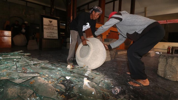 Petugas mengankut benda purbakal ke dalam bak mobil saat proses evakuasi di Museum Bagawanta Bari, Kabupaten Kediri, Jawa Timur, Minggu (31/8/2025). Pemindahan koleksi museum Bagawanta Bari ke tempat yang lebih aman tersebut dilakukan karena bangunan museum rusak dan hilangnya arca kepala Ganesha peninggalan era Kerajaan Kediri akibat kerusuhan pada Sabtu (30/8/2025) malam. ANTARA FOTO/Prasetia Fauzani/bar