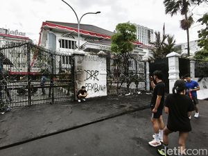 Sisa Kericuhan DPRD Jabar Jadi Tontonan Warga di Jalan Diponegoro