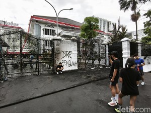 Sisa Kericuhan DPRD Jabar Jadi Tontonan Warga di Jalan Diponegoro