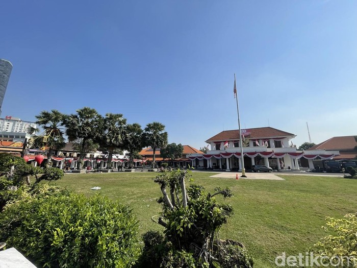 Gedung Grahadi yang terbakan pada aksi (30/8) kini terlihat mulai dibersihkan