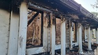 Bangunan cagar budaya di sisi barat Grahadi tampak hangus terbakar.