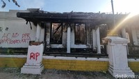 Sejumlah warga menyayangkan insiden tersebut. Mereka menilai, amarah dan kekecewaan masyarakat telah mengorbankan salah satu cagar budaya penting di Surabaya.