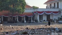 Pertugas mulai membersihkan sisa sampah dihalaman Gedung Negara Grahadi usai demo yang berujung kerusuhan pada Sabtu (30/8) malam.