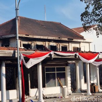 Kondisi Gedung Negara Grahadi Usai Dibakar Perusuh