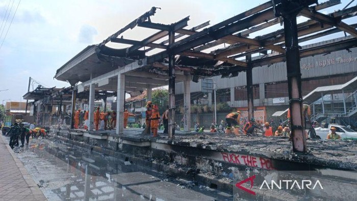 Petugas kebersihan saat membersihkan puing-puing material di Halte Transjakarta Senen, Jakarta, Minggu (31/8/2025). ANTARA/Khaerul Izan