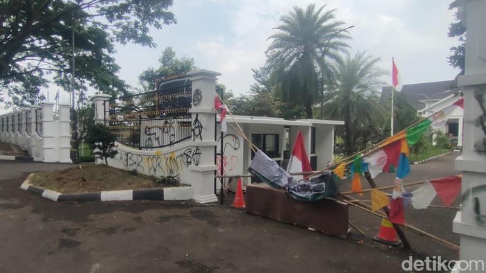 Kondisi kantor DPRD Cianjur usai demo ricuh