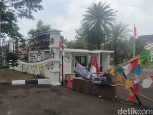 Kondisi Gedung DPRD Cianjur: Gerbang Roboh-Dipenuhi Coretan