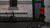 Kini situasi sudah kembali tenang dan terkendali, dengan tidak adanya massa di lingkungan tersebut dan hanya menyisakan suasana sepi di lokasi.