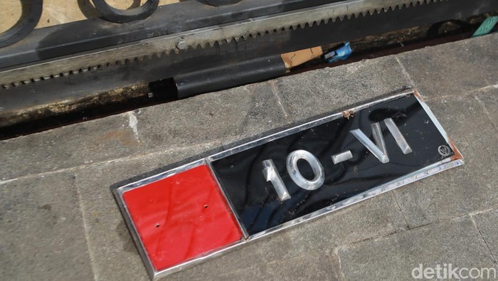 Kondisi rumah Eko Hendro Purnomo atau Eko Patrio di kawasan Mega Kuningan, Jakarta Selatan, pada Minggu pagi (31/8/2025) tampak sepi dan terkendali, usai peristiwa penjarahan oleh massa pada Sabtu malam.