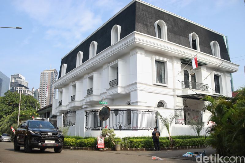 Kondisi rumah Eko Hendro Purnomo atau Eko Patrio di kawasan Mega Kuningan, Jakarta Selatan, pada Minggu pagi (31/8/2025) tampak sepi dan terkendali, usai peristiwa penjarahan oleh massa pada Sabtu malam.
