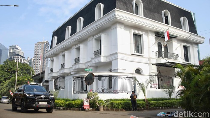 Kondisi Terkini Rumah Eko Patrio Usai Penjarahan Massa Kondisi rumah Eko Hendro Purnomo atau Eko Patrio di kawasan Mega Kuningan, Jakarta Selatan, pada Minggu pagi (31/8/2025) tampak sepi dan terkendali, usai peristiwa penjarahan oleh massa pada Sabtu malam.