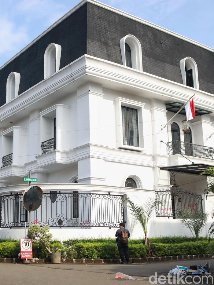 Kondisi Terkini Rumah Eko Patrio Usai Penjarahan Massa Kondisi rumah Eko Hendro Purnomo atau Eko Patrio di kawasan Mega Kuningan, Jakarta Selatan, pada Minggu pagi (31/8/2025) tampak sepi dan terkendali, usai peristiwa penjarahan oleh massa pada Sabtu malam.