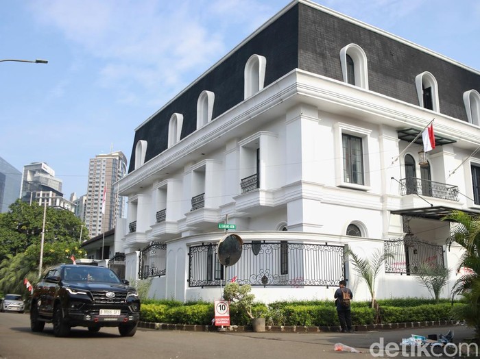 Kondisi rumah Eko Hendro Purnomo atau Eko Patrio di kawasan Mega Kuningan, Jakarta Selatan, pada Minggu pagi (31/8/2025) tampak sepi dan terkendali, usai peristiwa penjarahan oleh massa pada Sabtu malam.