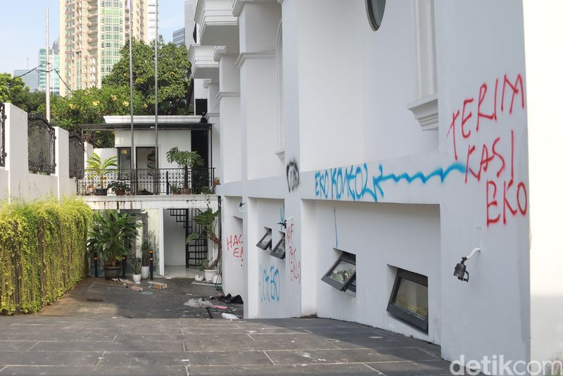 Kondisi rumah Eko Hendro Purnomo atau Eko Patrio di kawasan Mega Kuningan, Jakarta Selatan, pada Minggu pagi (31/8/2025) tampak sepi dan terkendali, usai peristiwa penjarahan oleh massa pada Sabtu malam.