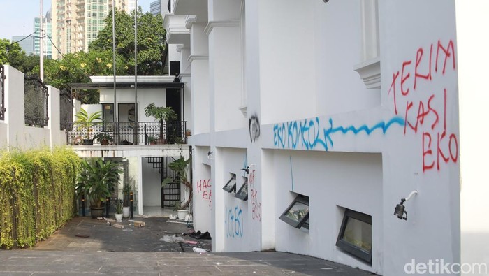 Kondisi rumah Eko Hendro Purnomo atau Eko Patrio di kawasan Mega Kuningan, Jakarta Selatan, pada Minggu pagi (31/8/2025) tampak sepi dan terkendali, usai peristiwa penjarahan oleh massa pada Sabtu malam.