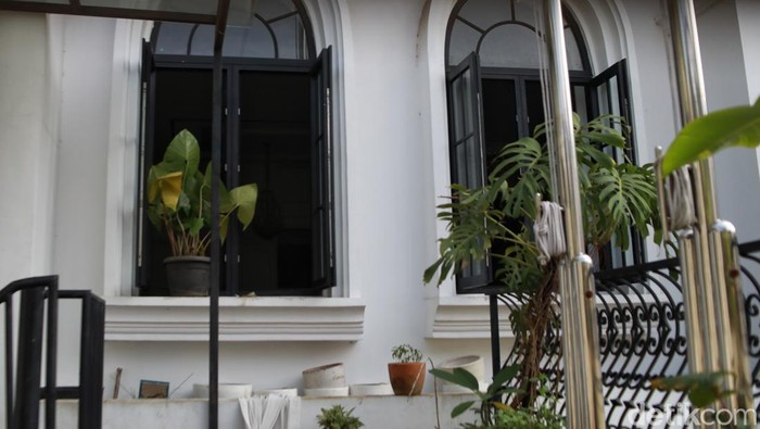 Kondisi Terkini Rumah Eko Patrio Usai Penjarahan Massa Kondisi rumah Eko Hendro Purnomo atau Eko Patrio di kawasan Mega Kuningan, Jakarta Selatan, pada Minggu pagi (31/8/2025) tampak sepi dan terkendali, usai peristiwa penjarahan oleh massa pada Sabtu malam.