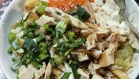 Bubur ayam satu ini sudah terkenal legendaris sejak 1992. Berlokasi di kawasan Barito, Jakarta Selatan. Tempat makan bubur ayam ini memiliki racikan yang khas. Berupa bubur ayam gurih harganya Rp 20.000-an yang disajikan dengan topping cakwe, ayam suwir, dan telur ayam kampung mentah. Foto: Google Review/Dini Wulansari