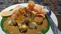 Ketoprak yang terkenal di kawasan Ciragil, Jakarta Selatan juga termasuk yang melegenda. Tempat makan ini telah buka sejak 1960-an. Sajian ketopraknya juga menggugah selera dengan bumbu yang pekat. Foto: Google Review/Frederiko