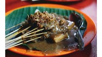 Telah berdiri sejak tahun 1980, Sate Padang Ajo Ramon tak kehilangan eksistensinya hingga saat ini, walaupun pendirinya yaitu Ajo Ramon telah meninggal dunia. Tempat makan sate Padang legendaris ini pun telah memiliki beberapa cabang yang tersebar di area Jabodetabek. Foto: Google Review