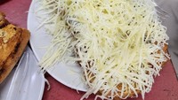 Roti Bakar Eddy ternyata sudah melegenda di Blok M sejak 1971 oleh sosok mendiang Eddy Supardi. Tempat makan ini awalnya hanya kaki lima, tapi kini berkembang jadi tempat makan. Pilihan menu roti bakarnya beragam dan yang menjadi favorit adalah cokelat keju. Foto: Google Review/Florian Wibowo