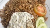 Kuliner legendaris lainnya di Jakarta Selatan ada tempat makan nasi goreng kebuli. Bernama Nasi Goreng Kebuli Apjay Pak Ivan yang berdiri sejak 1997. Nasi Goreng Kebuli Apjay ini memiliki racikan nasi goreng dengan bumbu kebuli, sehingga tercecap rasa gurih berempah. Foto: Google Review/Annisa Agustina