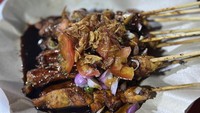 Sate Apjay termasuk tempat makan sate ayam Madura enak di Jakarta Selatan. Sate ini sudah sangat terkenal di Jakarta sejak 1971. Sate di tempat ini punya ciri khas sendiri karena proses pembakarannya 2 kali. Satu porsi sate ayam Madura dibanderol harga Rp 30.000-an saja. Foto: Google Review/Agnes Tika