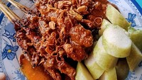 Salah satu tempat menyantap sate ayam ala Madura bisa ditemui di kawasan Kyai Maja. Setiap harinya, tempat makan satu ini selalu ramai dikunjungi. Aaa racikan sate ayam maupun kambing. Foto: Google Review/Ajeng Salma