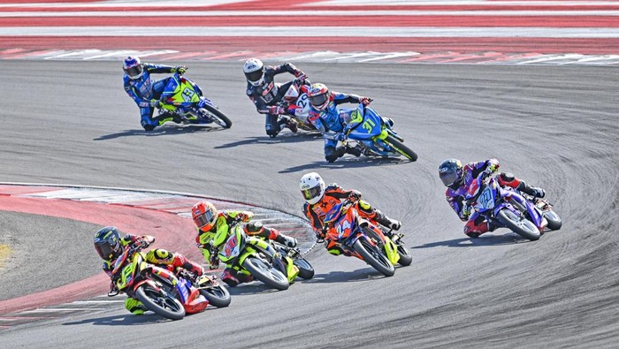 Laga Sengit ARRC Mandalika 2025, Indonesia Kuasai Podium Sejumlah pembalap memacu motornya saat mengikuti race 2 kelas SS600 Idemitsu FIM Asia Road Racing Championship (ARRC) di Pertamina Mandalika International Street Circuit, KEK Mandalika, Desa Kuta, Kecamatan Pujut, Praya, Lombok Tengah, NTB, Minggu (31/8/2025). Dalam race 2 tersebut pembalap Astra Honda Racing Team Herjun Atna Firdaus berhasil menjadi juara pertama dengan catatan waktu 19 menit 51,767 detik, disusul pembalap Honda Racing Thailand Kitsada Tanachot dengan waktu 19 menit 51, 908 detik, dan kemudian posisi ketiga pembalap Hong Leong Yamaha Racing Kasma Daniel Kasmayudin dengan waktu 19 menit 51,987 detik. ANTARA FOTO/Ahmad Subaidi/bar