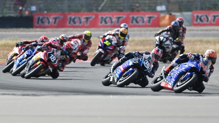 Sejumlah pembalap memacu motornya saat mengikuti race 2 kelas SS600 Idemitsu FIM Asia Road Racing Championship (ARRC) di Pertamina Mandalika International Street Circuit, KEK Mandalika, Desa Kuta, Kecamatan Pujut, Praya, Lombok Tengah, NTB, Minggu (31/8/2025). Dalam race 2 tersebut pembalap Astra Honda Racing Team Herjun Atna Firdaus berhasil menjadi juara pertama dengan catatan waktu 19 menit 51,767 detik, disusul pembalap Honda Racing Thailand Kitsada Tanachot  dengan waktu 19 menit 51, 908 detik, dan kemudian posisi ketiga pembalap Hong Leong Yamaha Racing Kasma Daniel Kasmayudin dengan waktu 19 menit 51,987 detik. ANTARA FOTO/Ahmad Subaidi/bar