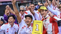 Pembalap muda Tanah Air, Fadillah Arbi Aditama, kembali mencuri perhatian di kelas AP250. Arbi berhasil mempertahankan dominasinya dengan catatan konsisten di barisan depan, sekaligus memperkuat posisinya di puncak klasemen sementara. ANTARA FOTO/Ahmad Subaidi