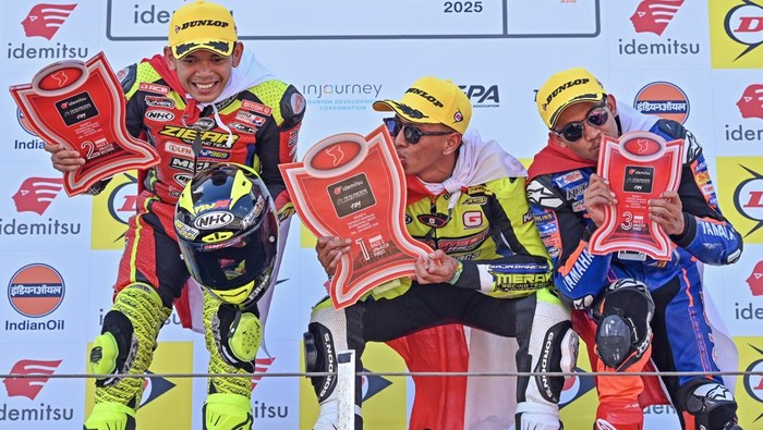 Laga Sengit ARRC Mandalika 2025, Indonesia Kuasai Podium Sejumlah pembalap memacu motornya saat mengikuti race 2 kelas SS600 Idemitsu FIM Asia Road Racing Championship (ARRC) di Pertamina Mandalika International Street Circuit, KEK Mandalika, Desa Kuta, Kecamatan Pujut, Praya, Lombok Tengah, NTB, Minggu (31/8/2025). Dalam race 2 tersebut pembalap Astra Honda Racing Team Herjun Atna Firdaus berhasil menjadi juara pertama dengan catatan waktu 19 menit 51,767 detik, disusul pembalap Honda Racing Thailand Kitsada Tanachot dengan waktu 19 menit 51, 908 detik, dan kemudian posisi ketiga pembalap Hong Leong Yamaha Racing Kasma Daniel Kasmayudin dengan waktu 19 menit 51,987 detik. ANTARA FOTO/Ahmad Subaidi/bar