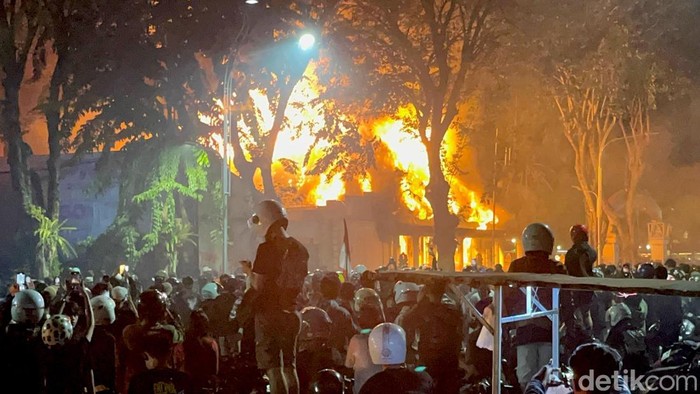 Massa membakar Gedung Negara Grahadi