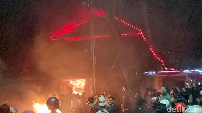Massa membakar Gedung Negara Grahadi Massa membakar Gedung Negara Grahadi