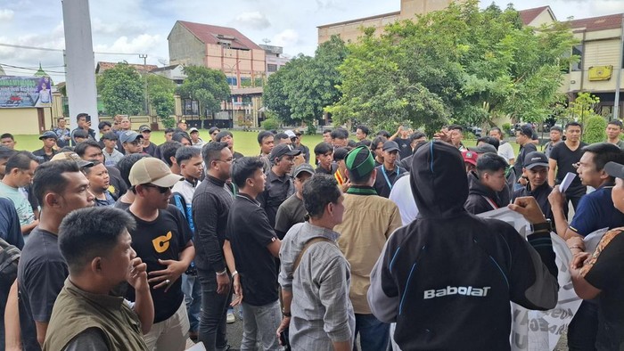 Masyarakat dan mahasiswa Lubuklinggau menyerahkan surat pemberitahuan aksi ke Polres Lubuklinggau