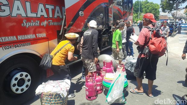 Masyarakat Pati mulai bersiap untuk berangkat ke Jakarta hari ini, Minggu (31/8/2025). Mereka berangkat untuk demo di KPK terkait Bupati Sudewo.