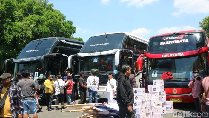 Persiapan warga Pati jelang berangkat ke Jakarta untuk Demo KPK, Minggu (31/8/2025).