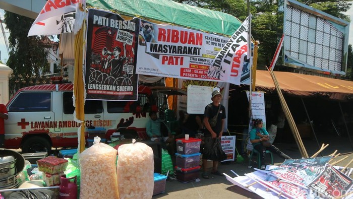 Massa berkumpul di sekitar Alun-alun Pati jelang berangkat ke Jakarta, Minggu (31/8/2025).