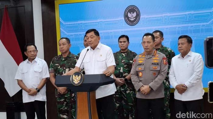 Menhan Sjafrie Sjamsoeddin memberikan keterangan pers di Istana Kepresidenan Jakarta