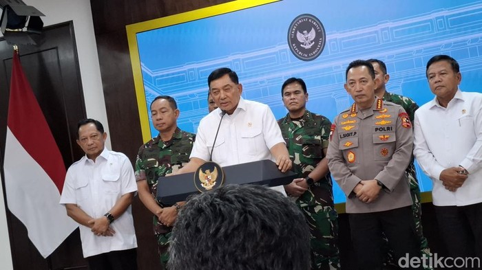 Menhan Sjafrie Sjamsoeddin memberikan keterangan pers di Istana Kepresidenan Jakarta