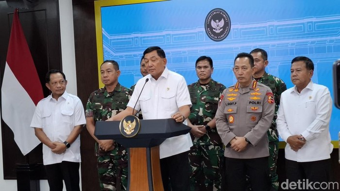 Menhan Sjafrie Sjamsoeddin memberikan keterangan pers di Istana Kepresidenan Jakarta
