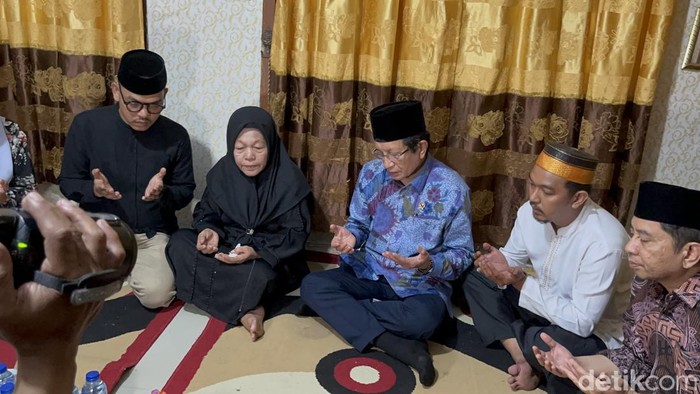 Menteri Agama Nasaruddin Umar mengunjungi keluarga almarhum Abay, korban tragedi kebakaran Gedung DPRD Makassar.