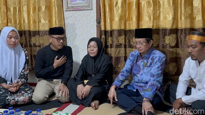 Menteri Agama Nasaruddin Umar menyambangi kediaman Abay (26), salah satu korban tewas dari kantor DPRD Makassar yang dibakar massa.