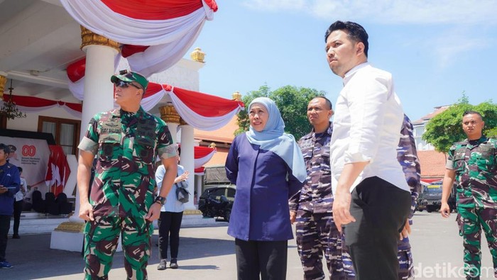 Momen Khofifah, Emil, dan Pangdam Cek Kerusakan Grahadi Yang Terbakar Momen Khofifah, Emil, dan Pangdam Cek Kerusakan Grahadi Yang Terbakar