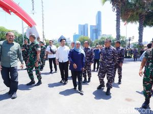 Khofifah, Emil, dan Pangdam Cek Kerusakan Grahadi yang Terbakar